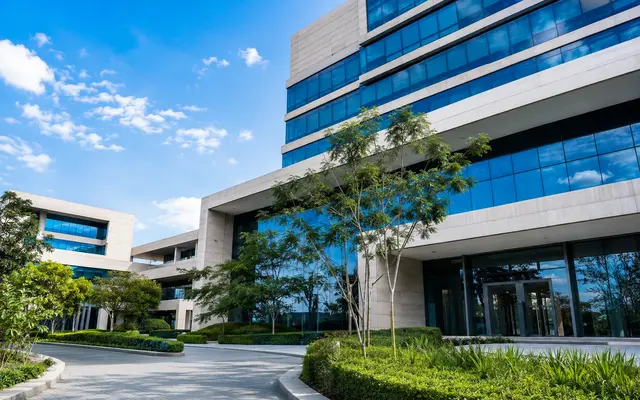 Edifício empresarial moderno com fachada de vidro