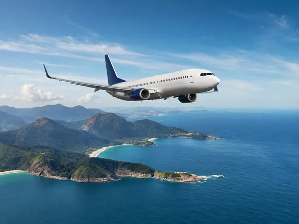 Avião sobrevoando destino de viagem